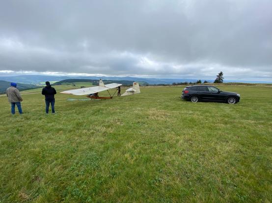 70 Jahre altes Segelflugzeug - voll zugelassen. Start mit Gummiseil.