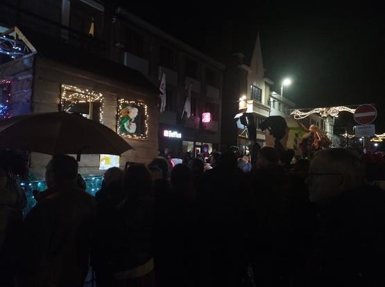 Parade de chars de Noël sous la pluie avec pas mal de public
