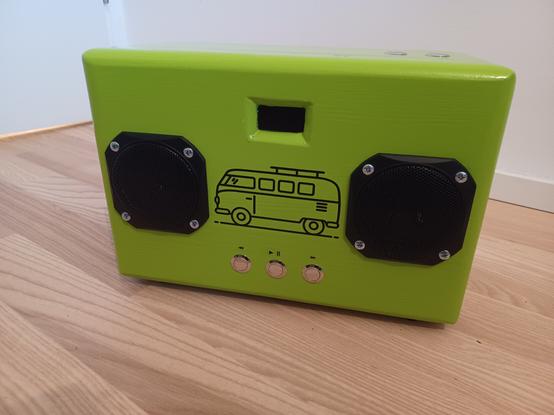 Phoniebox in grün von vorne mit Bulli-Aufkleber, Display, zwei Boxen und Steuerungsbuttons