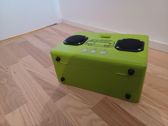 Phoniebox in grün von unten mit vier Gummifüßen