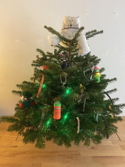 Mein erster Weihnachtsbaum mit Nichtlustig-Yeti als Krone und Festivalbändchen als Lametta (und noch viel mehr)