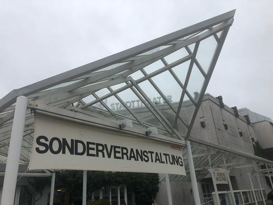 Plakat an einem Theater mit der Aufschrift: Sonderveranstaltung