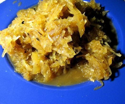 Gelbes Sauerkraut auf einem blauen Teller.