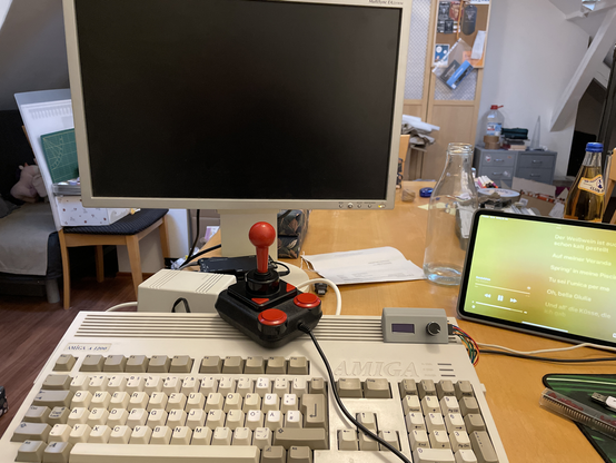 Ein Amiga 1200, ein Joystick und ein Flachbildschirm