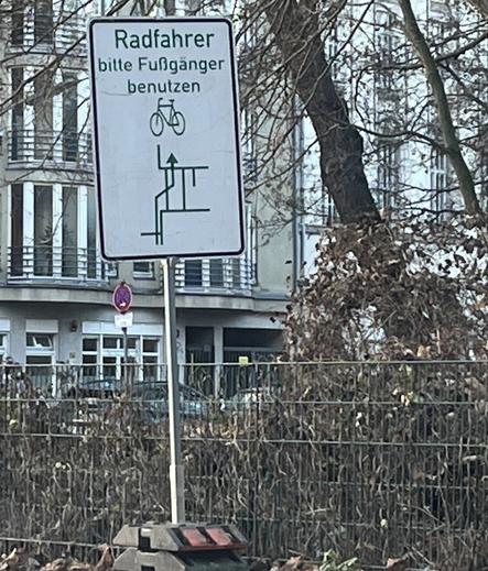 Strassenschild Radfahrer Berlin-Wedding
