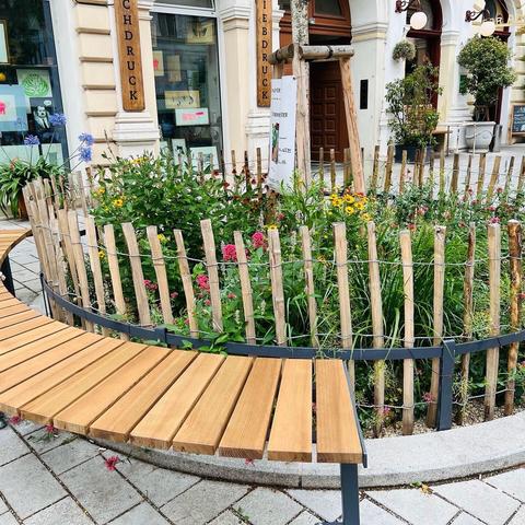 Rundbank bei begrünter Baumscheibe am Ruth-Klüger-Platz