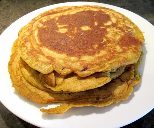Mehrere "Eierkuchen / Pfannkuchen / Plinsen / Palatschinken", gebacken mit #KörrieWVZ und #KörrieH55 auf einem weißen Teller.