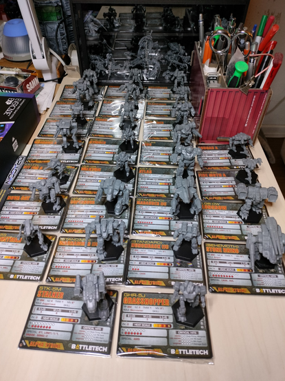 Drei Displays Clan Invasion Salvage.
27 Unterschiedliche Mechs