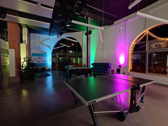 Lounge Bereich mit Tischtennis und Couches