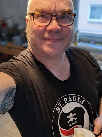 Kaffeegruß mit Shirt von FC Sankt Pauli und Antifa-Logo