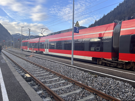 weiterer Zug im Bahnhof