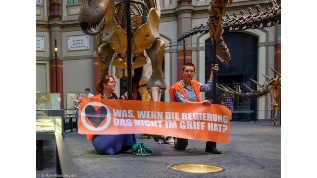 Caris und Solvig, zwei Mütter vom Aufstand der Letzten Generation, haben sich im Naturkundemuseum festgeklebt. Caris hat einen Sohn und Solvig vier Kinder. Berlin, 30.10.22