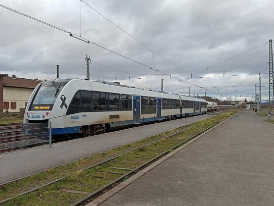 Ein weiß-blauer Dieseltriebzug des Typs Alstom Coradia Lint der Rurtalbahn steht im Bahnhof Düren an einem Seitengleis als RB21 nach Jülich Nord