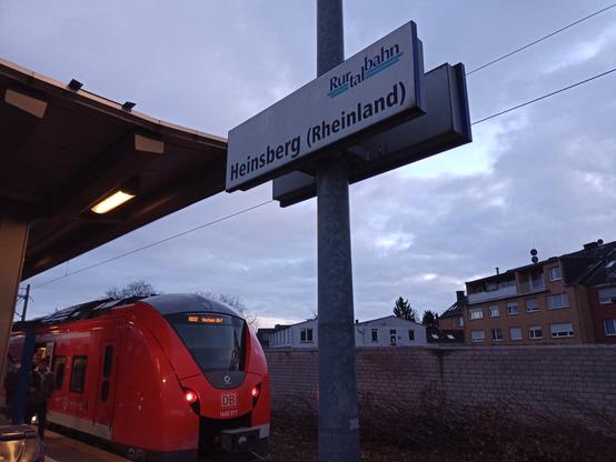 Ein roter elektrischer Triebzug des Typs Alstom Coradia Continental steht am Mittelbahnsteig des Bahnhofs Heinsberg (Rheinland)