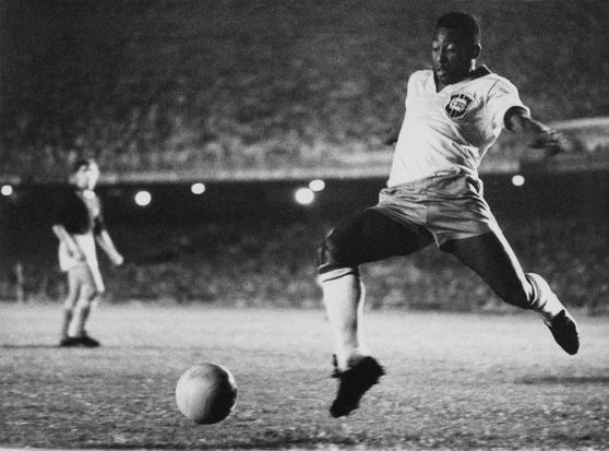 Pelé playing on the pitch.