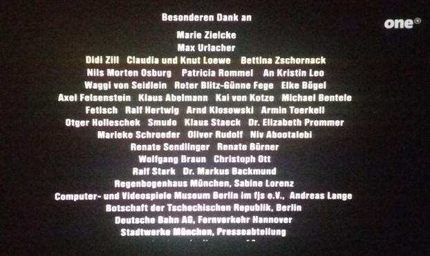 eine mit einer sehr schlechten Handykamera abfotographierte Leinwand, zu sehen ist ein Teil des Abspanns; unter der Überschrift "Besonderen Dank an" steht unter anderem Smudo