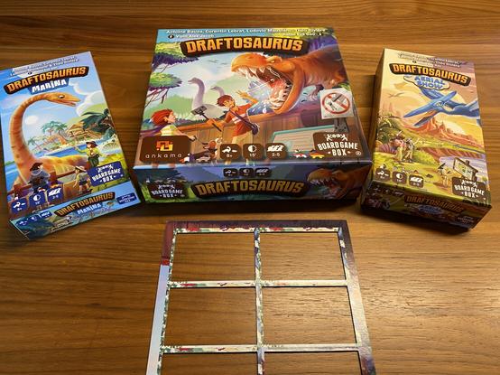 Draftosaurus Grundspiel mit Erweiterungen Marina und Aerial Show sowie der Mini-Erweiterung.
