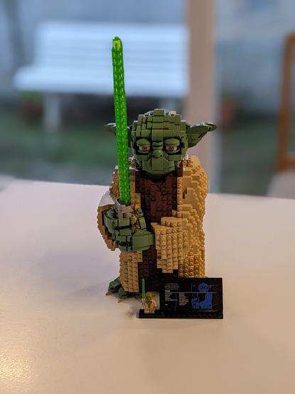 Yoda com espada de luz em peças de Lego