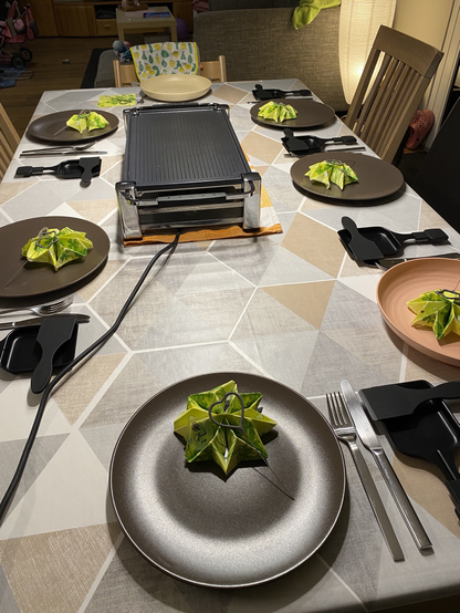 Tisch gedeckt fürs Raclette