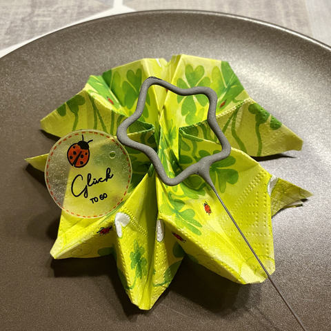 Servierte mit Glücksbringer