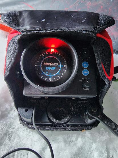 Markum fish finder with no signal. Setting on snow.