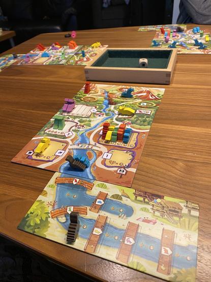 Brettspiel Draftosaurus mit den Erweiterungen Aerial Show und Marina nach Spielende mit 3 Spielern.
