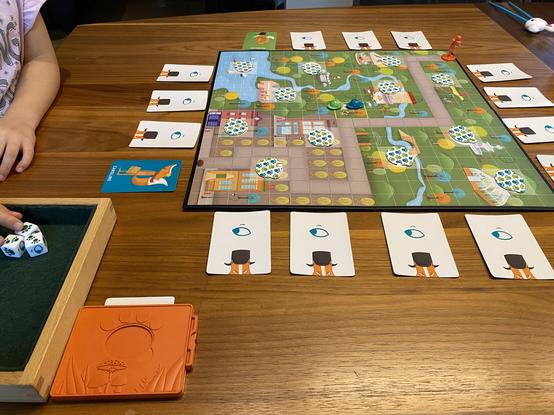 Verfuxt! Kinderspiel aufgebaut und bereit für den Spielbeginn. 2 Spürhühner versuchen den Eierdieb zu fangen…