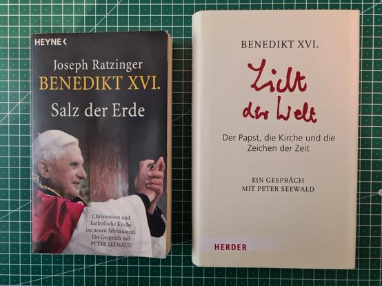 Foto von zwei Büchern auf einer grün-weiß karierten Schreibtischunterlage.

links: Ratzinger, Joseph (Benedikt XVI.), Salz der Erde. Christentum und katholische Kirche im neuen Jahrtausend. Ein Gespräch mit Peter Seewald, 6. Auflage, München 2005.

rechts: Benedikt XVI., Licht der Welt. Der Papst, die Kirche und die Zeichen der Zeit. Ein Gespräch mit Peter Seewald, 3. Auflage, Freiburg i.B. 2010.