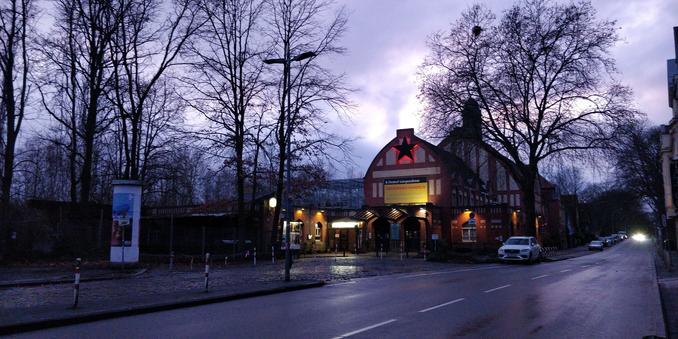 Der Bahnhof Langendreer (Kulturzentrum) in der Abenddämmerung. Über dem Eingang prangt ein großer schwarzer Stern.