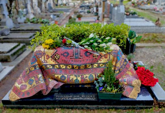 Le tombeau du danseur Rudolf Noureev, a été imaginé par le décorateur et scénographe du palais Garnier Ezio Frigerio. Il s'est inspiré d'un tapis d'Orient, le kilim, tissé et non pas noué, en hommage au danseur nomade.