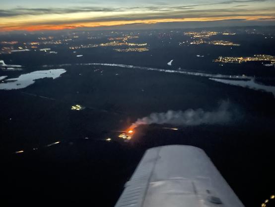 Der entdeckte Brand, im Hintergrund der rote Himmel. Im forder Grund die Tragfläche.