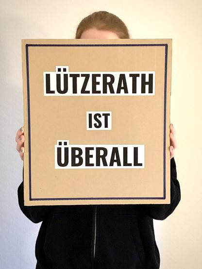 Das Bild zeigt ein Plakat mit dem Text: „Lützerath ist überall“