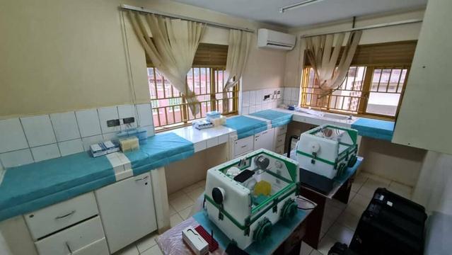 The negative pressure glovebox workstation of the EAC Mobile laboratory at Mubende Regional Referral Hospital, Uganda. EAC, East African Community. ©Godfrey Pimundu