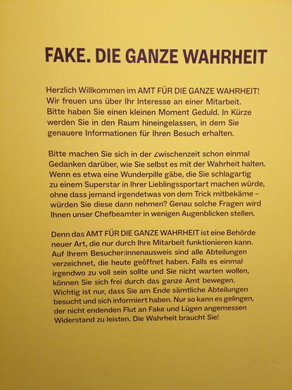 Foto mit Beschreibungstext zur Ausstellung.