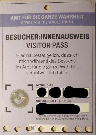 Vorderseite vom Besucher:innenausweis zum „Amt für die ganze Wahrheit “.