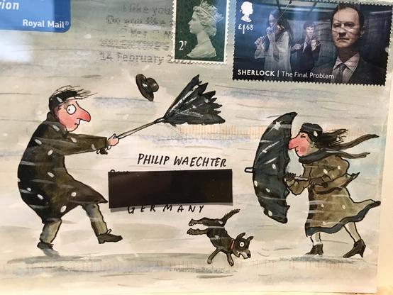 Bemalter Briefumschlag mit zwei Personen die im stürmischen Regen versuchen, ihre Regenschirme festzuhalten. Rechts oben eine Briefmarke mit Bild aus der BBC Sherlock Serie. Hut und Hund fliegen durch die Gegend