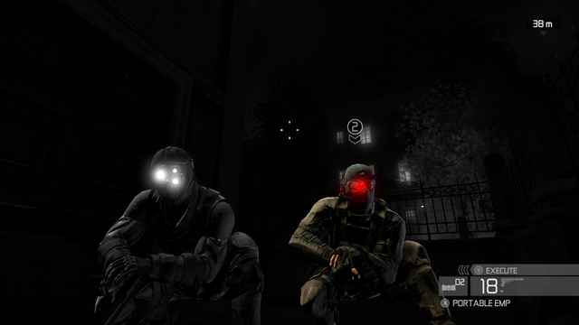 Dwóch agentów, Archer i Kestrel, obaj w pełnych strojach szpiegowskich, przykucnięci w cieniu z pistoletami w rękach. Screen z gry Splinter Cell: Conviction.