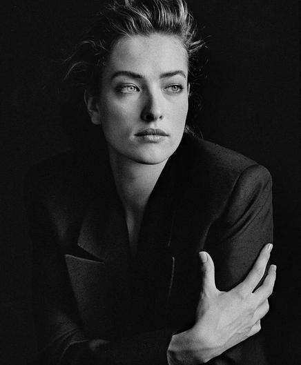 Schwarzweißportrait von Tatjana Patitz, die im Alter von 56 Jahren verstorben ist.