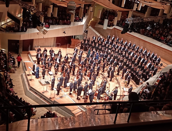 Die Bühne der Berliner Philharmonie mit den Philharmonikern, dem Rundfunkchor, 12 Solisten und dem Dirigenten Kyrill Petrenko