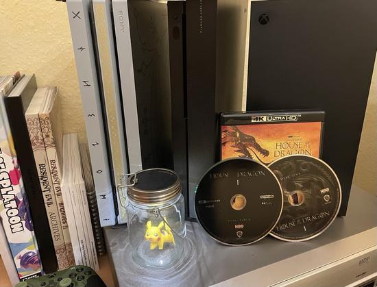 Ultra HD Blu-ray und die Hülle vor meinen Konsolen.