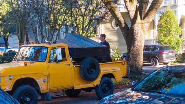 Outdoor piano player