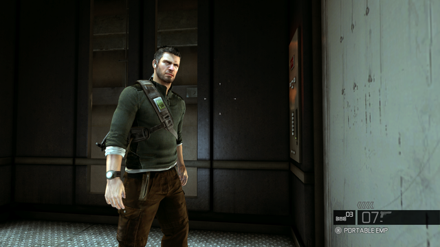 Sam Fisher z gry Splinter Cell: Conviction. Brązowe spodnie, zielony sweter, plecak przez ramię i brak kultowych gogli.