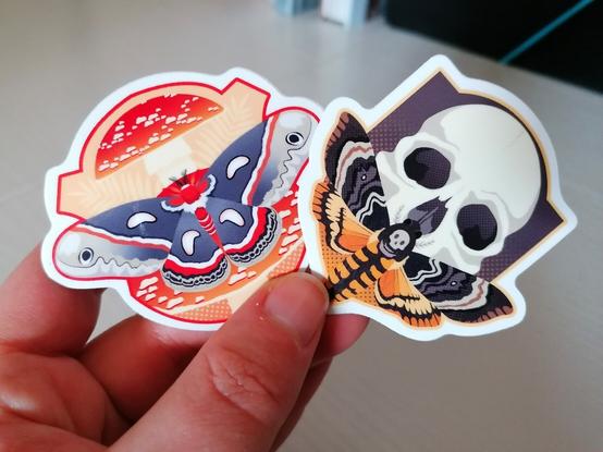 2 stickers with moths
---
2 Sticker mit Motten