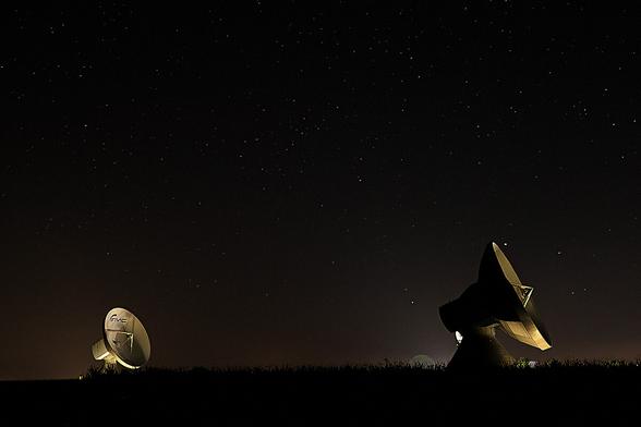 Die Satellitenschüsseln der Erdfunkstelle Raisting bei Nacht