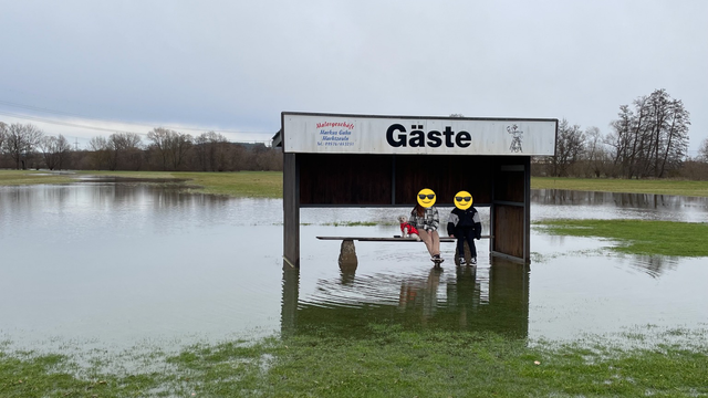 Zwei Mädchen auf dem überschwemmten Fußballplatz!