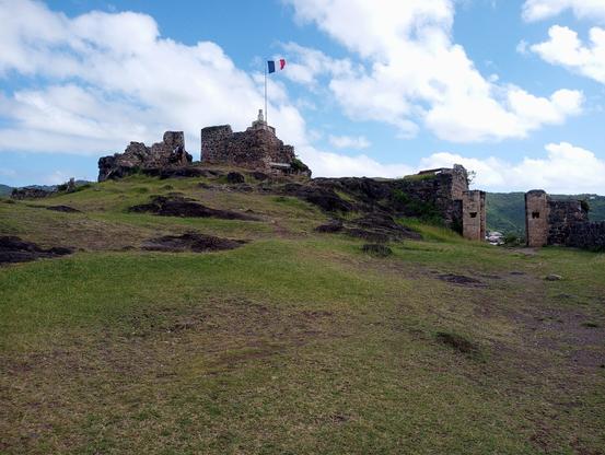 Ruine des Fort Louis mit französischer Flagge