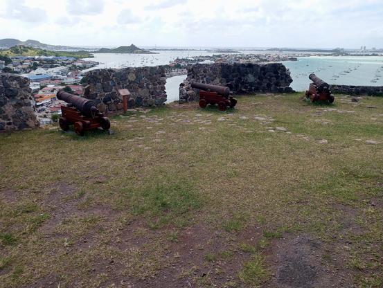 Blick von Fort Louis über Marigot, im Vordergrund drei Kanonen