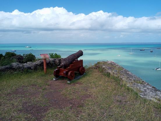 Kanone auf einer Bastion von Fort Louis, ausgerichtet aufs Meer. Im Hintergrund die Insel Anguilla.