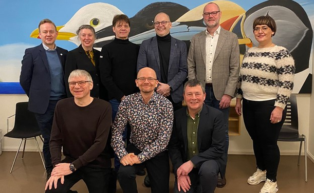 Aftast frá vinstru: Johan Ísak Suni Hansen, fyrisitingarstjóri, Erla Olsen, dekanur á Námsvísindadeildini, Hans Pauli Joensen, dekanur á Náttúruvísindadeildini og vararektari, Djóni Nolsøe Joensen, landsstýrismaður, Martin Zachariasen, rektari, May-Britt Skoradal, varadekanur á Deildini fyri heilsu- og sjúkrarøktarvísindi. Fremst frá vinstru: Hans Andrias Sølvará, dekanur á Søgu- og samfelagsdeildini, Ólavur Ellefsen, formaður í stýrinum fyri Fróðskaparsetur Føroya, og Zakaris Svabo Hansen, varadekanur á Føroyamálsdeildini
