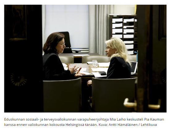 Kokoomuksen kansanedustajat Mia Laiho ja Pia Kauma istuvat vierekkain toisiinsapäin kääntyneinä sosiaali- ja terveysvaliokunnan kokousta ennen.

Kuvan on ottanut Lehtikuvan Antti Hämäläinen.